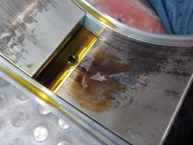 Black scab and wire wool damage on a whitemetal bearing