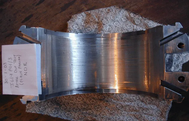 Contamination scoring across a whitemetal bearing surface