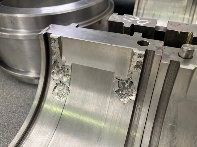 Fatigue cracking and material loss in a whitemetal bearing lining